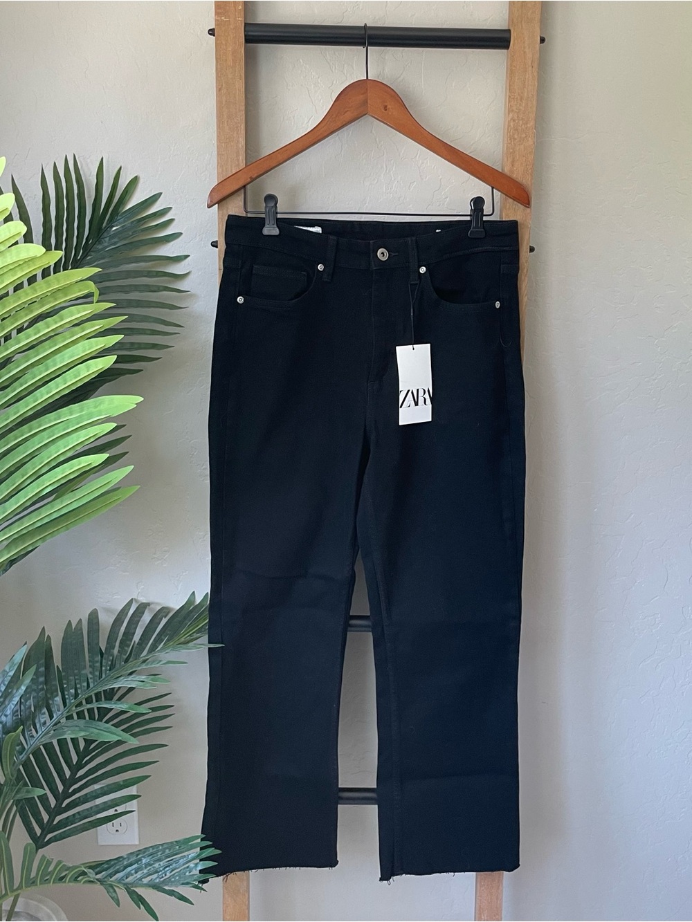 NWT Zara Black High Waisted Cropped Jeans Pants Size 10 (EUR 42) Raw Hem